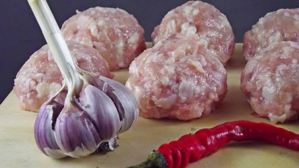 Almôndegas Deliciosas Para Fritar Com Verduras Alho Fundo Preto — Fotografia de Stock