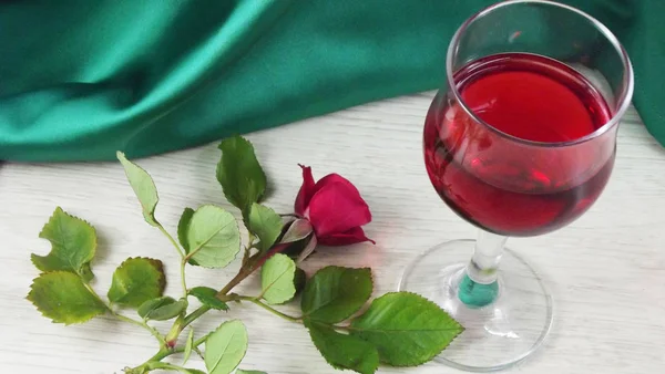 Вино Стакане Свежая Роза Зеленой Салфетке — стоковое фото