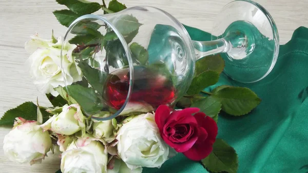Víno Sklenici Čerstvé Růže Zelený Ubrousek — Stock fotografie