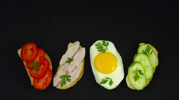 Deliciosos Sándwiches Desayuno Sobre Fondo Negro —  Fotos de Stock