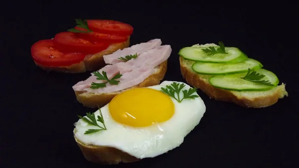 Deliciosos Sándwiches Desayuno Sobre Fondo Negro —  Fotos de Stock