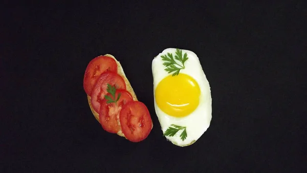 Deliciosos Sándwiches Desayuno Sobre Fondo Negro — Foto de Stock