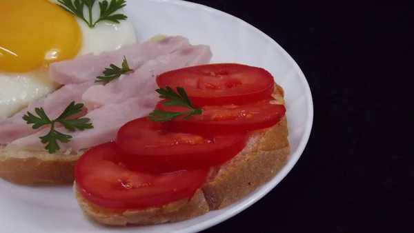 Deliciosos Sándwiches Desayuno Sobre Fondo Negro —  Fotos de Stock