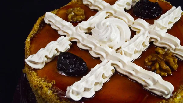 Deliziosa Torta Compleanno Con Noci Prugne Sfondo Nero — Foto Stock