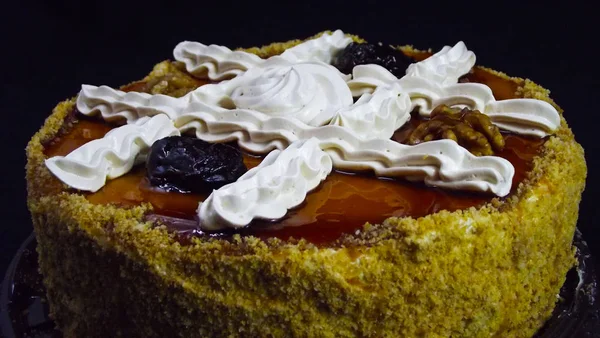 Deliziosa Torta Compleanno Con Noci Prugne Sfondo Nero — Foto Stock