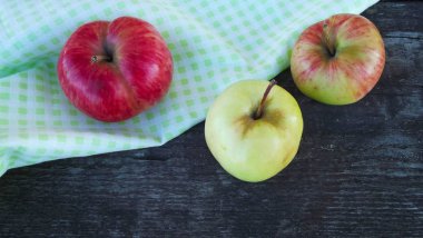 Ahşap arka plan üzerinde ışık peçete üzerinde taze tatlı elma.