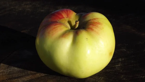 Świeże Jabłka Słodkie Pniu Drewniane — Zdjęcie stockowe