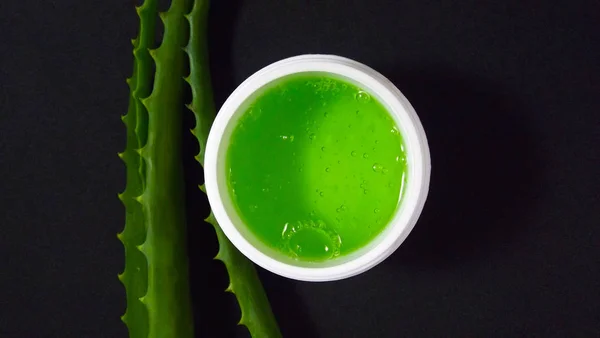 Cosmetico All Aloe Vera Fondo Nero — Foto Stock