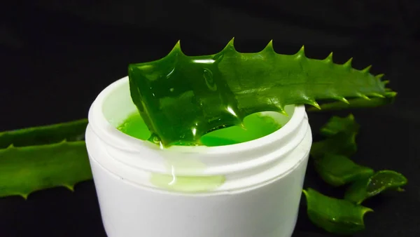 Cosmetico All Aloe Vera Fondo Nero — Foto Stock