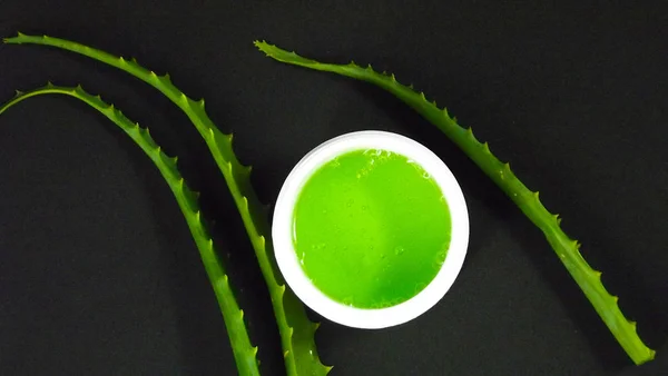 Aloe Vera Kosmetik Auf Schwarzem Hintergrund — Stockfoto