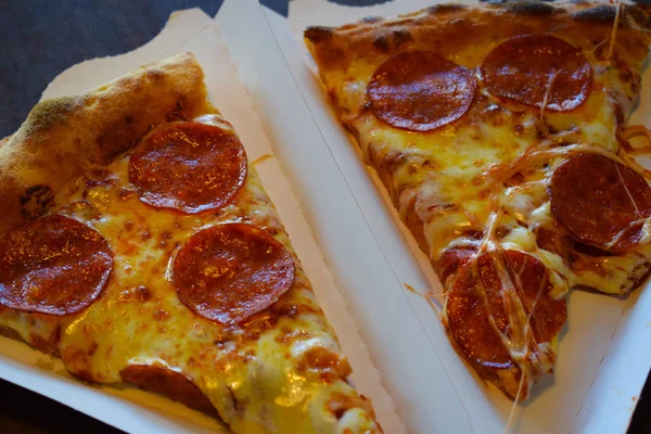 Deliciosa Pizza Con Salchicha Una Mesa Madera — Foto de Stock