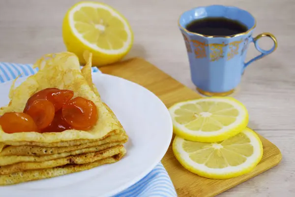 Pancake Panas Lezat Dengan Selai Aprikot Piring Putih Dan Teh — Stok Foto