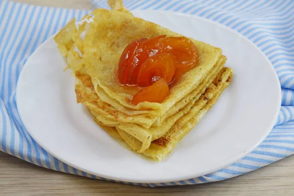 Délicieuses Crêpes Chaudes Avec Confiture Abricot Sur Une Assiette Blanche — Photo