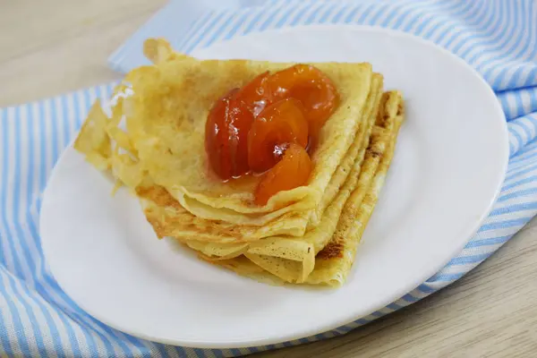 Délicieuses Crêpes Chaudes Avec Confiture Abricot Sur Une Assiette Blanche — Photo