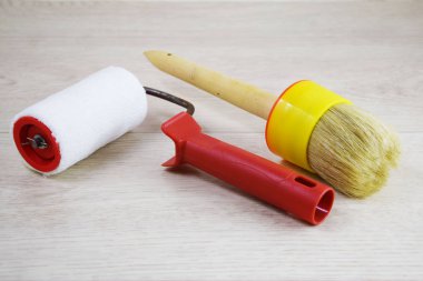 Boyama araçları. Rulo ve fırça farklı yüzeylerde boyama için.