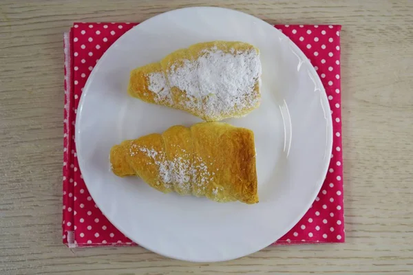 Deliziose Torte Pasta Sfoglia Con Crema Proteica Piatto Bianco — Foto Stock