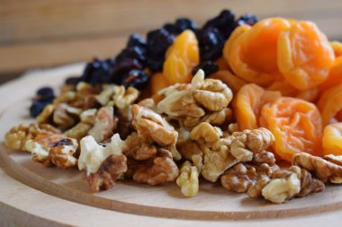 Yararlı Kuruyemiş ve ceviz ahşap arka plan üzerinde.