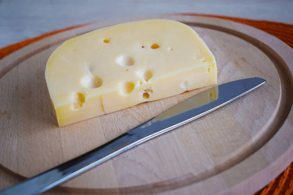 Pedazo Delicioso Queso Sobre Fondo Madera —  Fotos de Stock