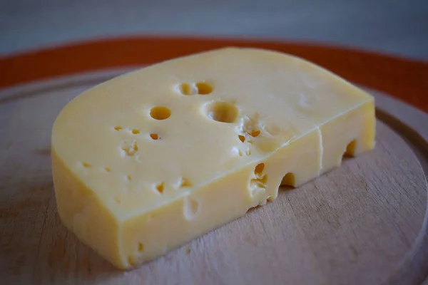 木製の背景においしいチーズの部分 — ストック写真