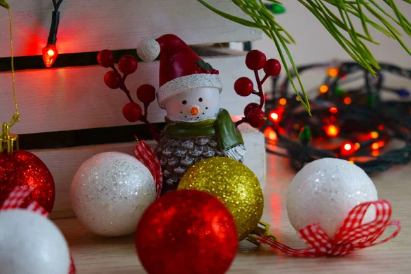 Noel kartı. Kardan adam ve ağacın altında renkli topları.