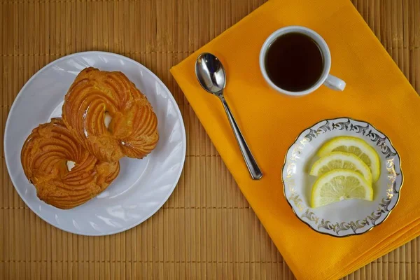 Вкусная Выпечка Заварное Тесто Сливками Чашка Чая Лимоном — стоковое фото