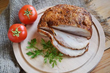 Baharat ve domates ahşap arka plan ve çuval bezi ile pişmiş et.