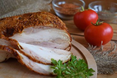 Baharat ve domates ahşap arka plan ve çuval bezi ile pişmiş et.