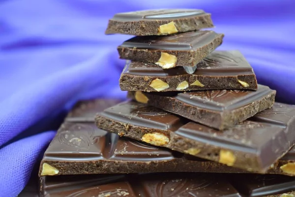 Chocolate Escuro Com Noz Fundo Azul — Fotografia de Stock