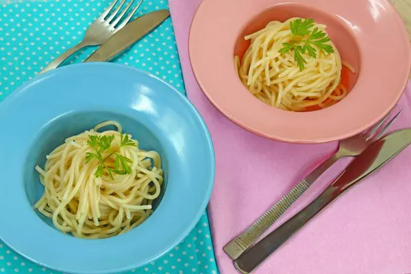 Pyszne Spaghetti Zielonych Niebieski Różowy Talerz — Zdjęcie stockowe