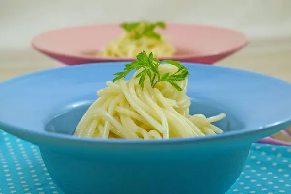 Pyszne Spaghetti Zielonych Niebieski Różowy Talerz — Zdjęcie stockowe