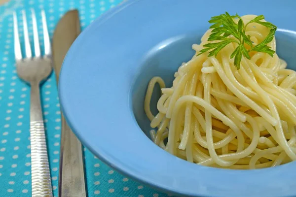 Pyszne Spaghetti Zielonych Niebieski Płyta — Zdjęcie stockowe