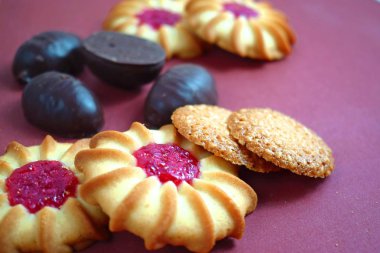 Çilek reçeli lezzetli kurabiye kurabiye.