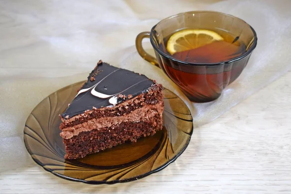 Кусок Вкусного Шоколадного Торта Ароматный Чай Лимоном — стоковое фото