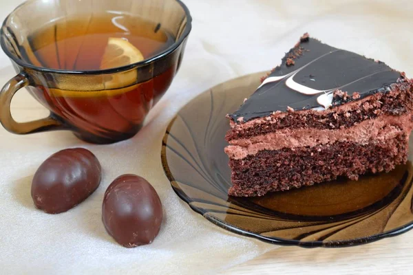 Кусок Вкусного Шоколадного Торта Ароматный Чай Лимоном — стоковое фото