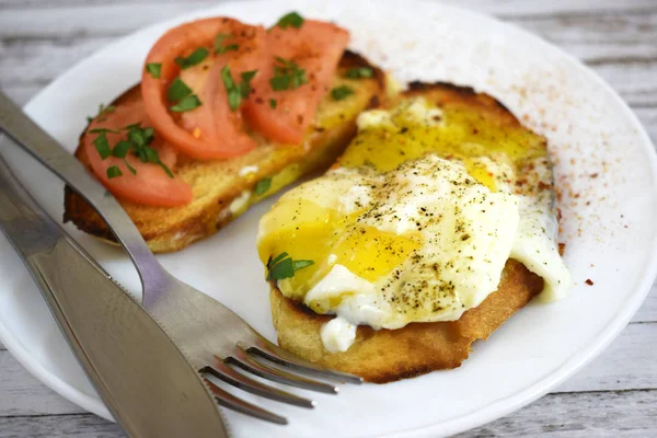 Tostadas Crujientes Huevos Revueltos Tomates Plato Blanco Para Desayuno —  Fotos de Stock