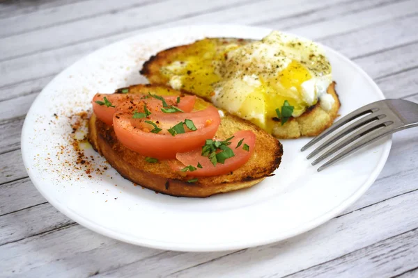 Knuspriger Toast Rührei Und Tomaten Auf Weißem Teller Zum Frühstück — Stockfoto