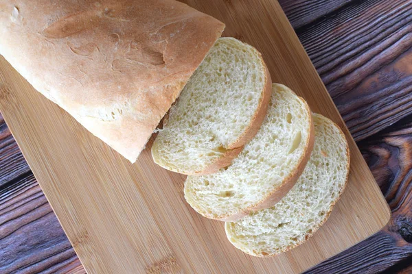 Verse Zelfgemaakte Brood Gesneden Houten Achtergrond — Stockfoto