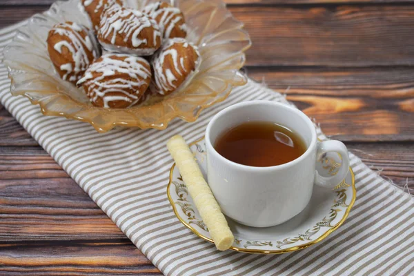Чашка Ароматного Чая Вкусное Сладкое Печенье Деревянном Фоне — стоковое фото