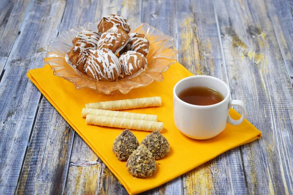 Чашка Ароматного Чая Вкусное Сладкое Печенье Деревянном Фоне — стоковое фото
