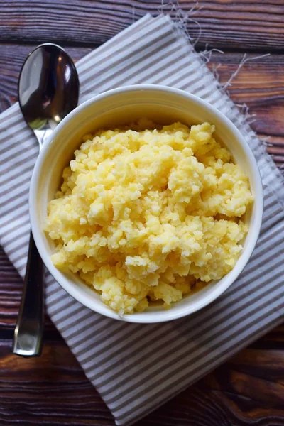 Ahşap arka plan üzerinde yararlı mısır unu lapası.