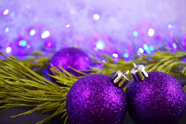 Ağaç üzerinde mor topları. Noel kartı.