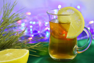 Yeni yıl masada limonlu kokulu çay. Kış tatili.