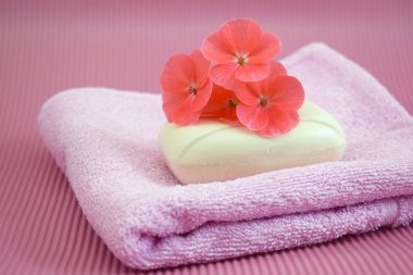 Kokulu çiçek pembe pembe havlu üzerinde.