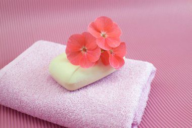 Kokulu çiçek pembe pembe havlu üzerinde.