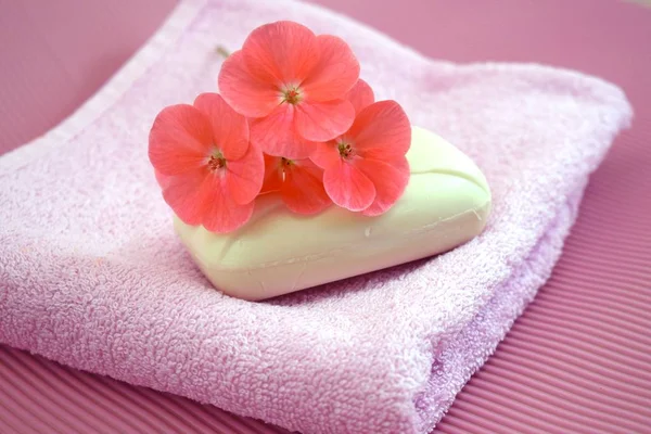 Mydło Pachnące Kwiaty Różowy Ręcznik — Zdjęcie stockowe