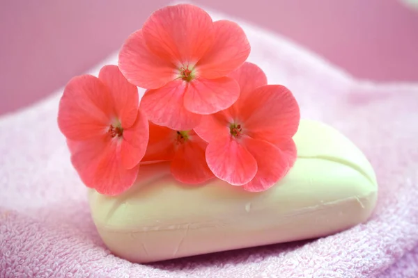 Mydło Pachnące Kwiaty Różowy Ręcznik — Zdjęcie stockowe