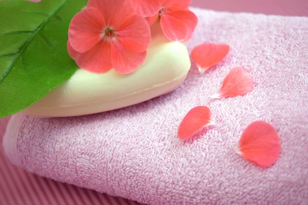 Duftende Blütenseife Auf Einem Rosa Handtuch — Stockfoto