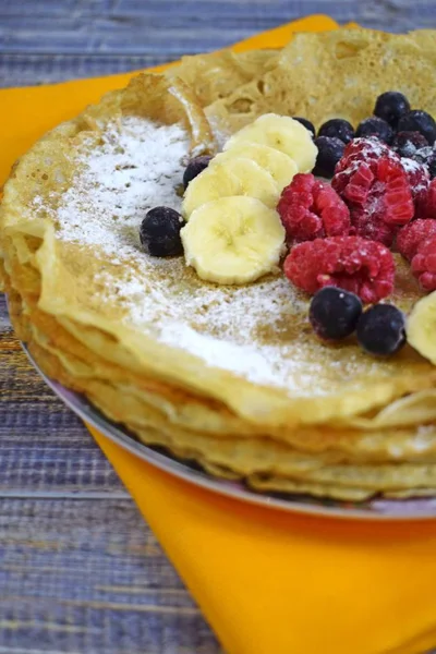 Pancake Panas Lezat Dengan Buah Segar Latar Belakang Kayu — Stok Foto