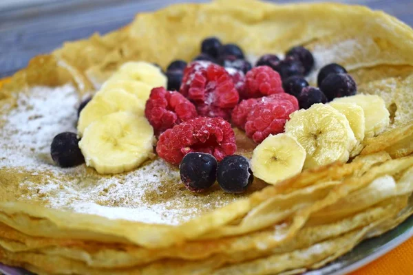 Pancake Panas Lezat Dengan Buah Segar Latar Belakang Kayu — Stok Foto