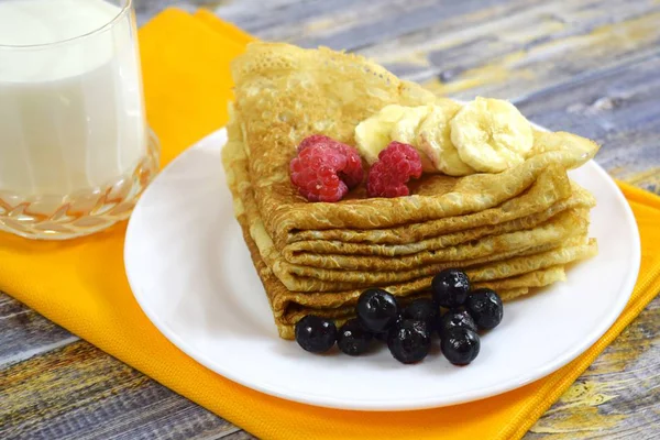 Pancake Panas Lezat Dengan Buah Segar Latar Belakang Kayu — Stok Foto